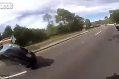 Cô gái giành tay lái với bạn trai khiến ôtô nhào lộn trên cao tốc