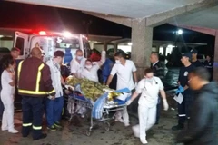 Một nạn nhân được đưa đến bệnh viên. (Nguồn: MiOriente)