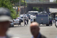 Lực lượng an ninh Armenia phong tỏa bên ngoài trụ sở trung đoàn cảnh sát ở Yerevan ngày 17/7. (Nguồn: AFP/TTXVN)