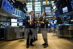 Giao dịch viên làm việc tại Sàn giao dịch chứng khoán New York, Mỹ. (Nguồn: AFP/TTXVN)