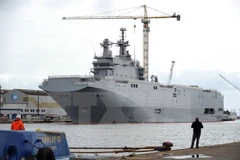Tàu Mistral ngoài khơi Saint-Nazaire, Tây Bắc nước Pháp. (Ảnh: AFP/TTXVN)