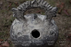 Trong đời sống văn hóa Việt Nam, bình vôi là vật dụng mang nét văn hóa-lịch sử đặc biệt, gắn liền sự tích trầu cau, tục ăn trầu của người Việt. (Ảnh: Đặng Kim Phương)