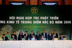 Đại diện 15 tỉnh, thành phố vùng Kinh tế trọng điểm Bắc bộ ký kết thỏa hợp tác giai đoạn 2016-2020. (Ảnh: Quang Quyết/TTXVN) 