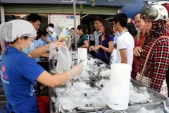 Các điểm bán cá sạch tại Siêu thị Co.opmart (Huế) hút khách đến mua mặt hàng hải sản. (Ảnh: Quốc Việt/TTXVN) 