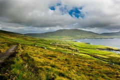 Những ngôi nhà nằm rải rác trên bán đảo Dingle - nơi có khoảng 2.000 di tích với hàng ngàn năm lịch sử. (Nguồn: NatGeo)