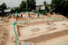 Các nhà khảo cổ khai quật tại di tích Động bà Hòe. (Ảnh: Nguyễn Thanh/Vietnam+) 