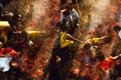 Một tín đồ Hindu đã làm ngã con trai trên than hồng nóng bỏng trong nghi lễ của Ấn Độ. (Nguồn: AFP)