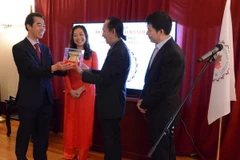 Đại sứ Tô Anh Dũng tặng trống đồng cho ban lãnh đạo lâm thời của CVS. (Ảnh: Vũ Hà/Vietnam+) 