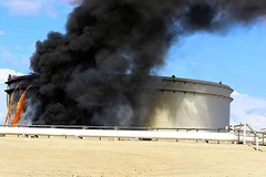 Khói bốc lên từ một cơ sở lọc dầu ở Libya sau khi trúng rocket. (Nguồn: Telegraph)