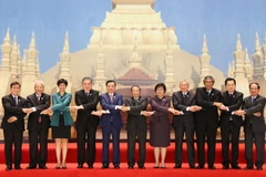 Các Bộ trưởng Tài chính ASEAN và Tổng thư ký ASEAN Lê Lương Minh (ngoài cùng, bên phải) chụp ảnh lưu niệm tại Hội nghị. (Ảnh: Phạm Kiên/TTXVN) 