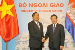 Phó Thủ tướng, Bộ trưởng Ngoại giao Phạm Bình Minh đón và hội đàm với Bộ trưởng Ngoại giao và Hợp tác Vương quốc Campuchia Prak Sokhonn. (Ảnh: Nguyễn Khang/TTXVN)