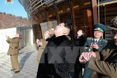 Nhà lãnh đạo Triều Tiên Kim Jong Un theo dõi vụ phóng tên lửa mang theo vệ tinh Kwangmyongsong-4. (Nguồn: Yonhap/ TTXVN)