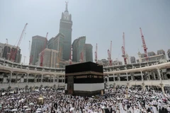Những người Hồi giáo hành hương về đền thờ Kaaba, một ngồi đền hình vuông ở Đại Thánh Đường, thuộc đất thánh Mecca, Saudi Arabia. (Nguồn: AP)