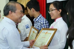 Trao Bằng khen cho các em học sinh đoạt giải Olympic tiếng Nga Quốc tế năm 2014. Ảnh minh họa. (Nguồn: TTXVN)