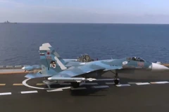 Một chiếc Su-33 hoạt động trên tàu sân bay Đô đốc Kuznetsov của Nga. (Nguồn: RT)