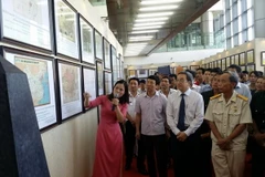 Các đại biểu tham quan triển lãm. (Ảnh: Trọng Lịch/Vietnam+)