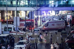 Cảnh sát điều tra tại hiện trường vụ đánh bom. (Nguồn: AFP/TTXVN)