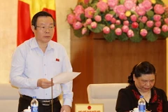 Phó Chủ tịch Quốc hội Phùng Quốc Hiển phát biểu tại phiên họp. (Ảnh: An Đăng/TTXVN) 