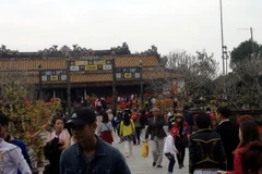 Đông đảo du khách tới tham quan di tích Đại Nội, Cố đô Huế ngày đầu năm Bính Thân. (Ảnh: Quốc Việt/TTXVN)