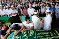 Lễ tang nạn nhân thiệt mạng trong vụ đánh bom ở Gaziantep. (Nguồn: EPA/TTXVN) 