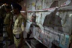 Cảnh sát Ấn Độ điều tra tại hiện trường một vụ nổ bom. (Nguồn: THX/TTXVN)