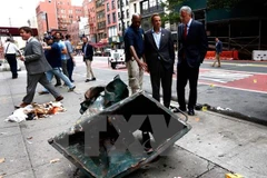 Thị trưởng thành phố New York Bill de Blasio (thứ hai, phải) và Thống đốc bang New York Andrew Cuomo (thứ ba, phải) tại hiện trường vụ nổ ở khu vực Chelsea ngày 18/9. (Nguồn: AFP/TTXVN) 