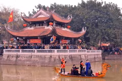 Liền anh, liền chị hát giao duyên trên thuyền. (Ảnh: Thanh Hà/TTXVN) 