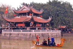 Liền anh, liền chị hát giao duyên trên thuyền. (Ảnh: Thanh Hà/TTXVN) 