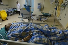 Nạn nhân bị thương trong vụ tai nạn được điều trị tại bệnh viện. (Nguồn: THX/TTXVN) 