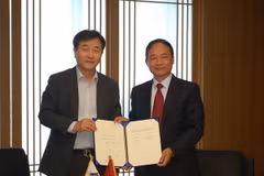 Phó Tổng giám đốc Lê Duy Truyền và ký Bản ghi nhớ hợp tác với Hãng thông tấn Yonhap (Hàn Quốc) năm 2015. (Nguồn: TTXVN) 