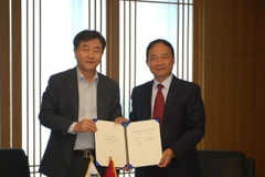 Phó Tổng giám đốc Lê Duy Truyền và ký Bản ghi nhớ hợp tác với Hãng thông tấn Yonhap (Hàn Quốc) năm 2015. (Nguồn: TTXVN) 