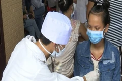 Khám bệnh cho người dân ở vùng dịch. (Nguồn: TTXVN) 