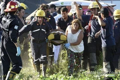 Chuyển các nạn nhân vụ tai nạn do tay đua người Trung Quốc Guo Meiling đâm đi cấp cứu. (Nguồn: motorsport.com)