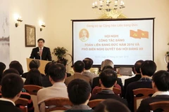 Bí thư Đảng bộ, Đại sứ Đoàn Xuân Hưng phổ biến Nghị quyết Đảng XII tại hội nghị. (Ảnh: Mạnh Hùng/Vietnam+) 