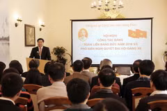 Bí thư Đảng bộ, Đại sứ Đoàn Xuân Hưng phổ biến Nghị quyết Đảng XII tại hội nghị. (Ảnh: Mạnh Hùng/Vietnam+) 
