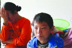 Cậu bé bật khóc khi kể về hành trình chữa bệnh của mình. (Nguồn: China Daily)
