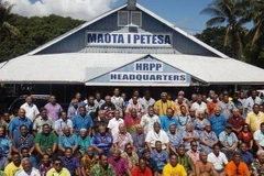 Các nghị sỹ mới đắc cử của HRPP cùng những người ủng hộ bên ngoài trụ sở đảng HRPP. (Nguồn: RNZI/Autagavaia Tipi Autagavaia) 