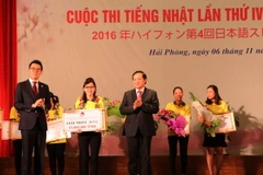 Ban tổ chức trao giải Nhất cho thí sinh Hoàng Thị Chăm với bài dự thi 'Mối duyên giữa tôi và tiếng Nhật.' (Ảnh: Minh Thu/TTXVN)