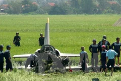 Lực lượng chức năng có mặt tại hiện trường khẩn trương cứu hộ, cứu nạn chiếc máy bay quân sự gặp nạn. (Ảnh: Xuân Triệu/TTXVN)