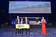 Bàn giao 100 xe buýt ROSA cho công ty Hồng Hà. (Ảnh: Văn Xuyên/Vietnam+)