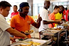 Các cầu thủ nước ngoài rất thích món ăn Việt Nam. (Nguồn: Viettel) 