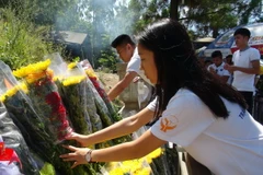 Đoàn thanh niên sinh viên kiều bào dâng hương, hoa viếng mộ Đại tướng Võ Nguyên Giáp. (Ảnh: Đức Thọ/TTXVN) 