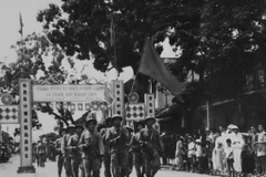 Bộ đội tiến về tiếp quản thị xã Hà Đông. (Ảnh: TTXVN)