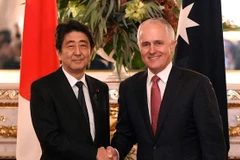 Thủ tướng Nhật Bản Shinzo Abe (trái) và người đồng cấp Australia Malcolm Turnbull. (Nguồn: AAP)
