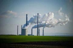 Khí thải phát ra từ một nhà máy nhiệt điện ở Bulgaria ngày 29/10/2021. (Ảnh: AFP/TTXVN)