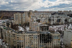 Một toà chung cư bị phá huỷ trong xung đột, tại Saltivka thuộc vùng Kharkiv, Ukraine ngày 20/2/2023. (Ảnh: AFP/TTXVN)