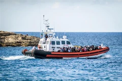 Tàu chở người di cư tới nơi tiếp nhận tạm thời trên đảo Lampedusa, Italy, ngày 11/7/2022. (Ảnh minh họa: AFP/TTXVN)