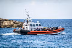 Tàu chở người di cư tới nơi tiếp nhận tạm thời trên đảo Lampedusa, Italy, ngày 11/7/2022. (Ảnh minh họa: AFP/TTXVN)