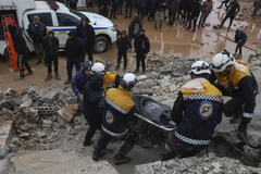 Lực lượng cứu hộ chuyển nạn nhân ra khỏi đống đổ nát sau trận động đất tại tỉnh Idlib, Syria ngày 6/2/2023. (Ảnh: AFP/TTXVN)