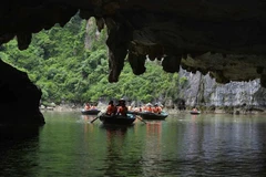 Du khách thăm vinh Hạ Long. (Ảnh: TTXVN)